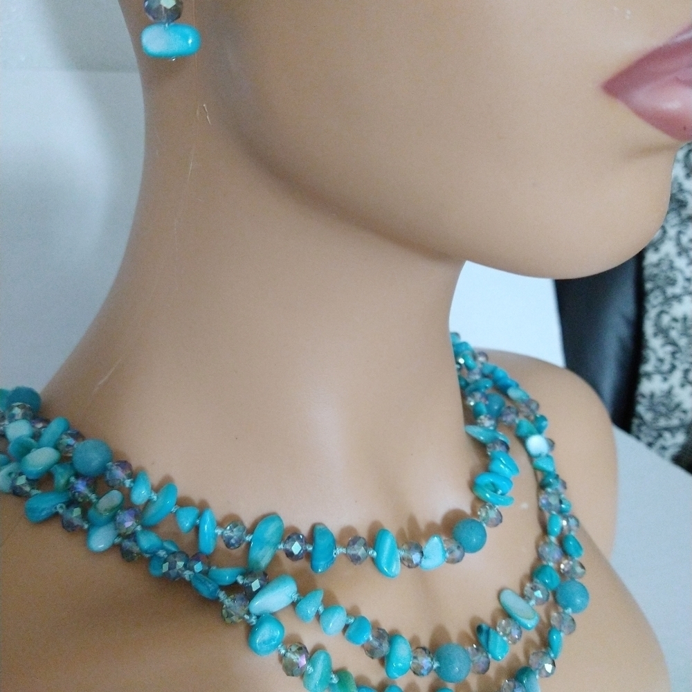 NWT Layered Turquoise Bead And Stone Necklace Set